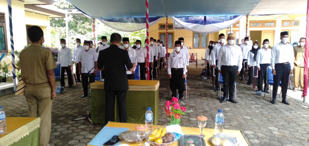 Camat Kelumbayan Barat Mansyurin, S. Sos M. IP Lantik Pengurus BHP