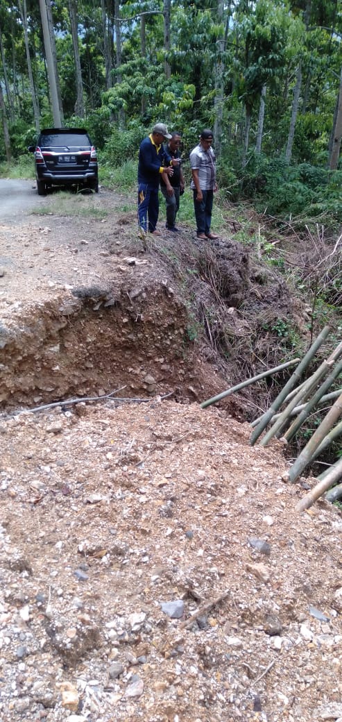 Dinas PU Provinsi Lampung Tinjau Jalan Rusak Di Kelumbayan Akibat Longsor