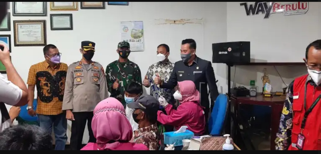 Bupati Pesawaran Dendi Ramadhona Bersama Kodim 0421/LS Dan Polres Pesawaran Tinjau Gebyar Vaksin Di PTPN VII