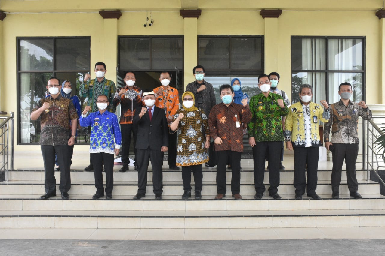 Dalam Rangka Evaluasi Pelayanan Publik, Bupati Lampung Timur M. Dawam Rahardjo Menerima Kunjungan Kerja Tim Keduptian Bidang Pelayanan Publik
