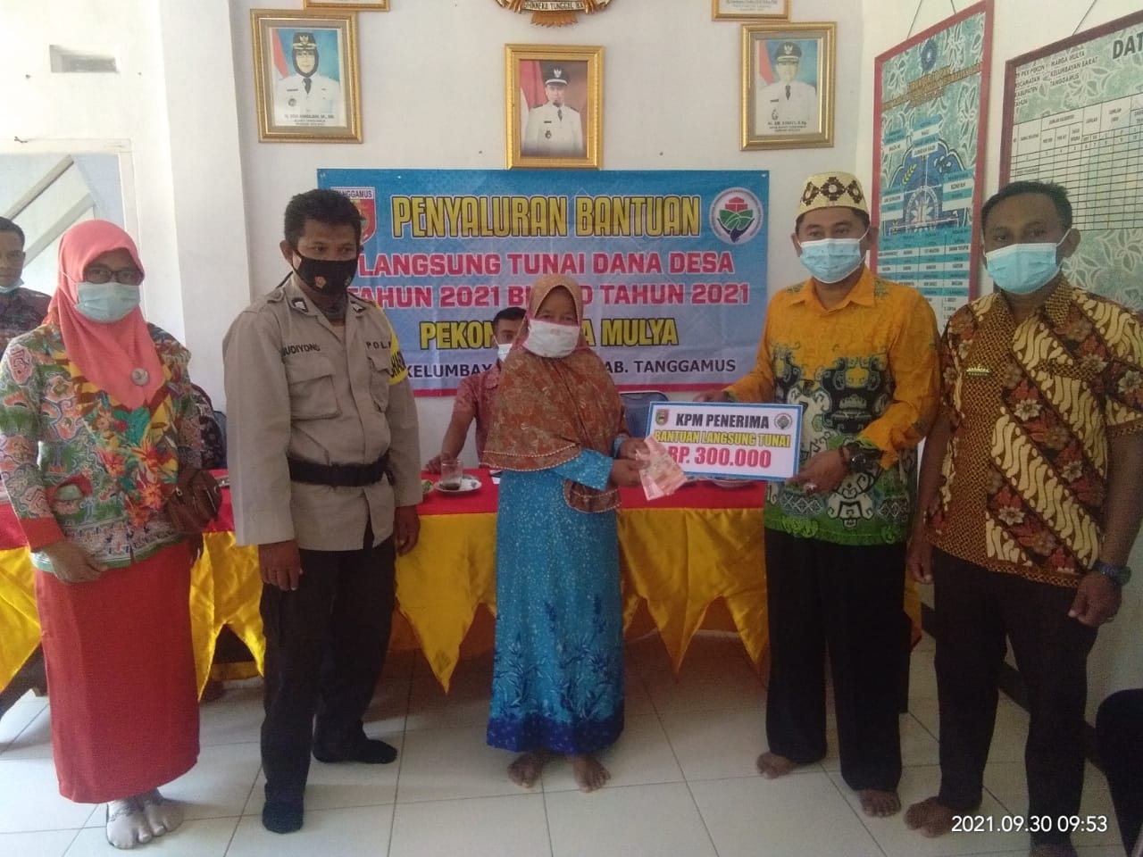 Kepala Pekon Marga Mulya Muzani Kecamatan Kelumbayan Bagikan BLT DD