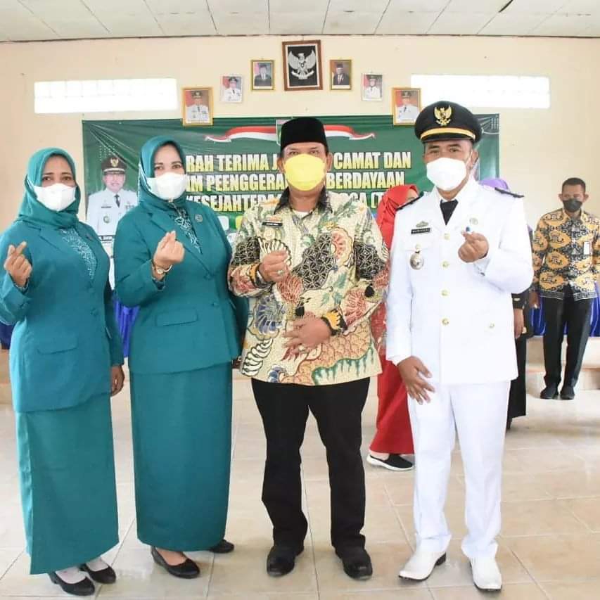 Wakil Bupati Lampung Timur Azwar Hadi, Bersama Ketua TP PKK Lampung Timur Memberi Sambutan Dalam Acara Serah Terima Jabatan Camat Dan Pelantikan TP. PKK Kecamatan Pasir Sakti,