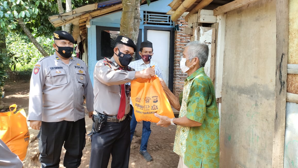 Gandeng Komunitas PIC, Ditpamobvit Polda Banten Bagikan Bansos Kepada Masyarakat Terdampak Covid-19
