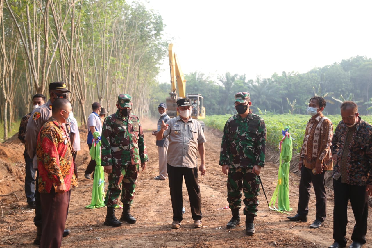 Bupati Lampung Timur M. Dawam Rahardjo. Hadiri Pembukaan Karya Bhakti TNI Kodim 04219/LT