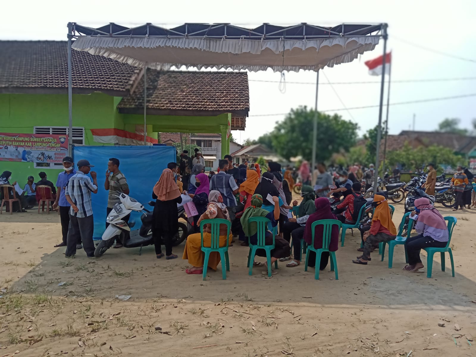 Warga Masyarakat Kampung Sumber Bahagia Lakukan Vaksin