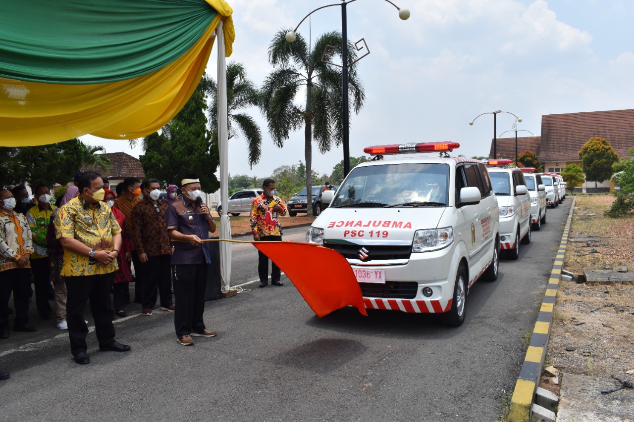 Bupati Dan Wakil Bupati Lampung Timur Lakukan Peluncuran Dan Penyerahan Ambulance Public Safety Center (PSC 119)