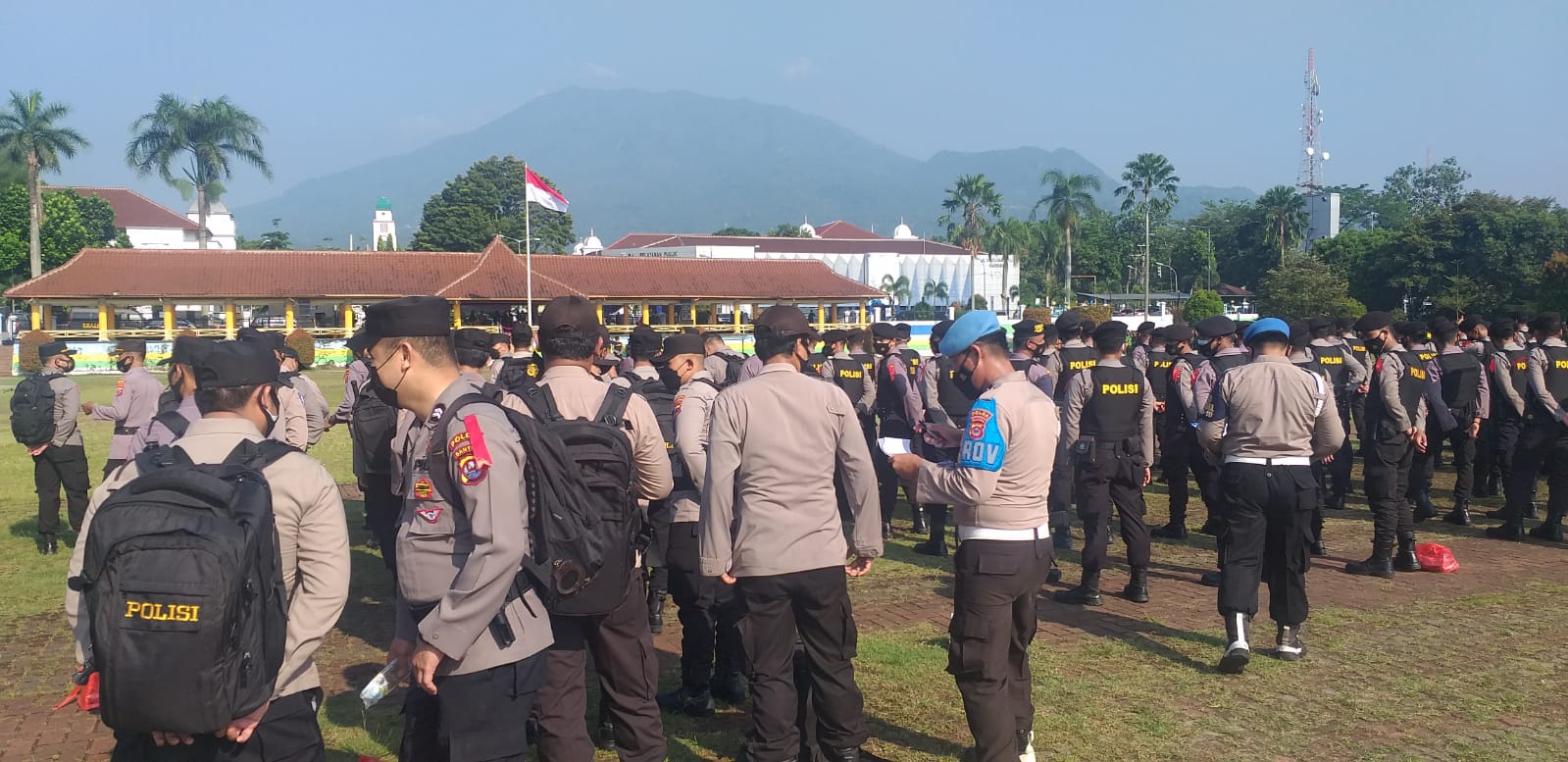 Provos Polda Banten Melakukan Pengecekan Personel Pengamanan Pilkades Kabupaten Pandeglang