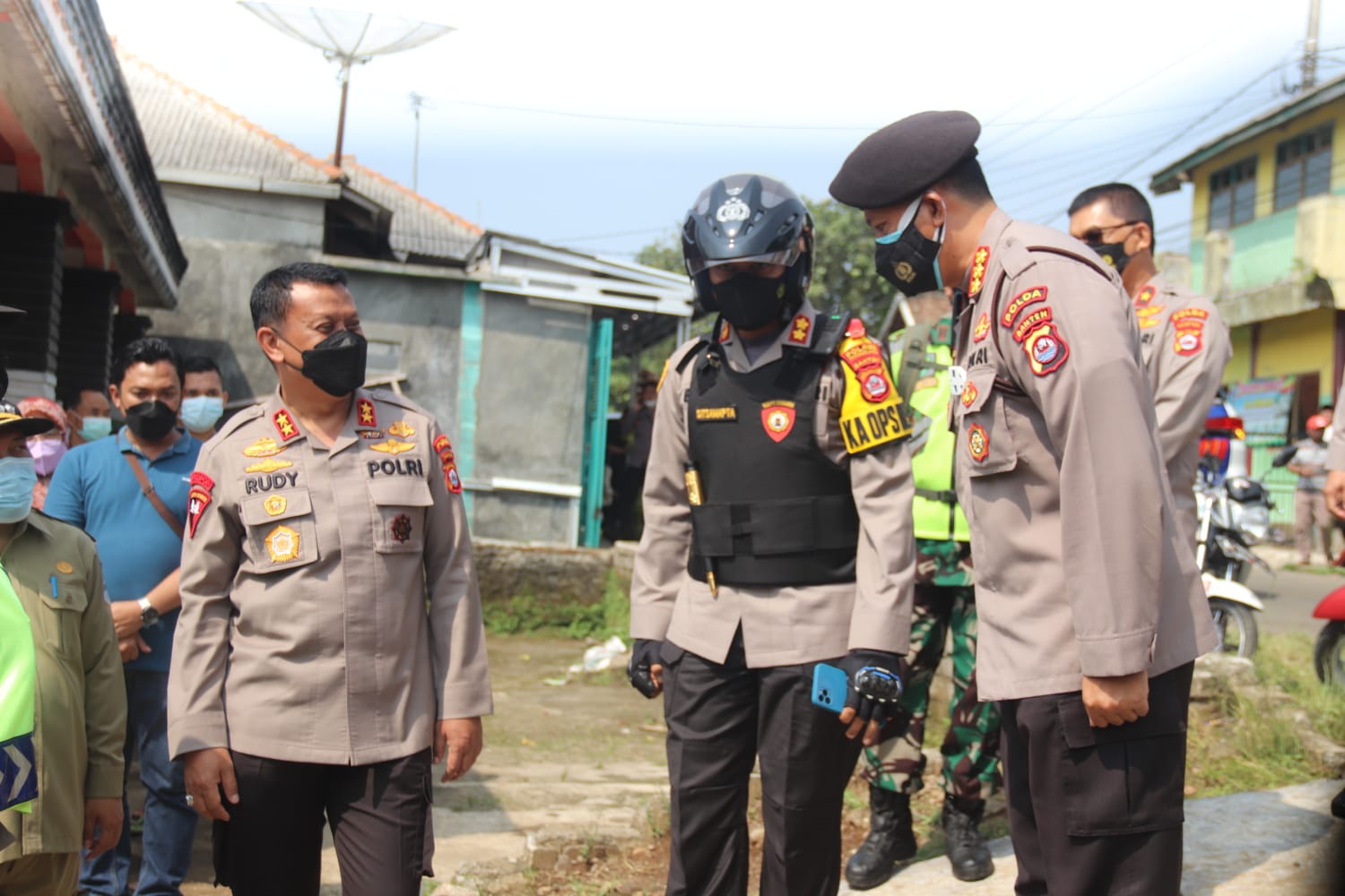 Pastikan Pilkades Aman Dan Lancar, Kapolda Banten Bersama Wakapolda Banten Tinjau TPS 03 Desa Pandat