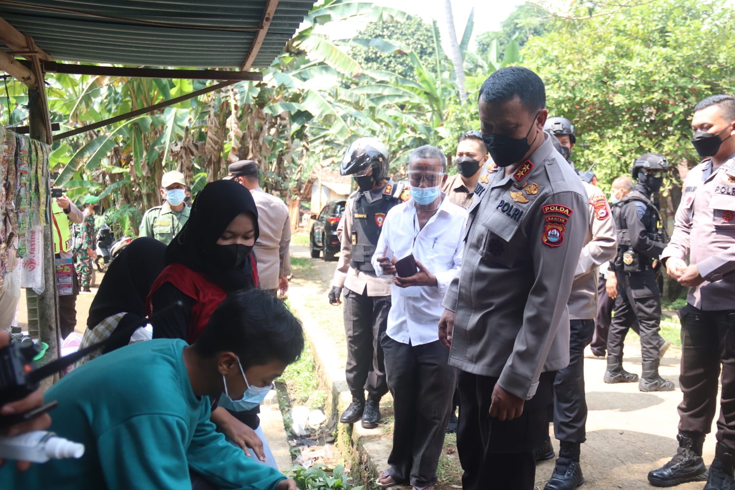 Tinjau TPS Di Kecamatan Jiput, Kapolda Banten Borong Dagangan Milik Warga