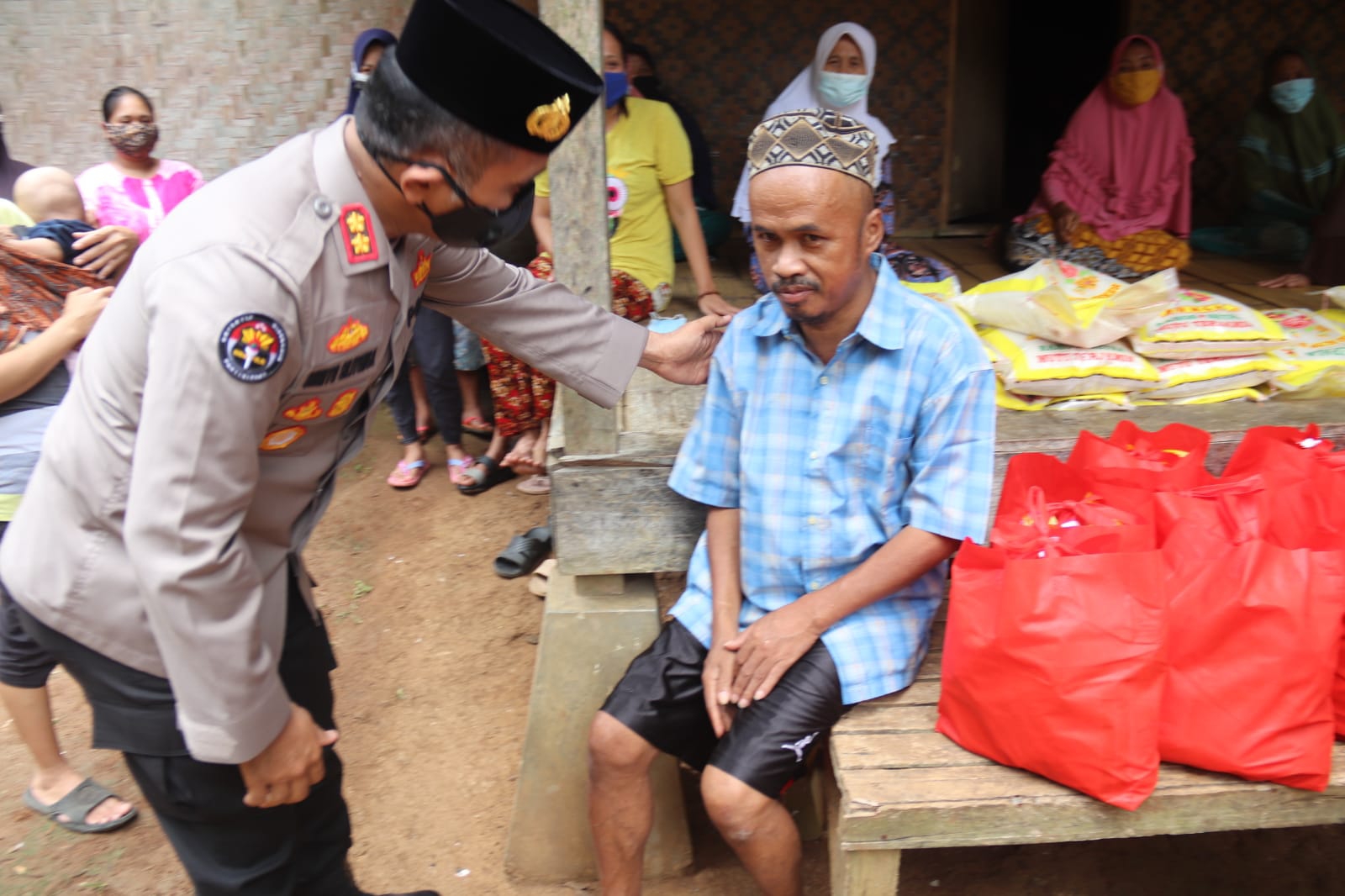 Warga Desa Kadujangkung Apresiasi Bantuan Jumat Barokah Polda Banten