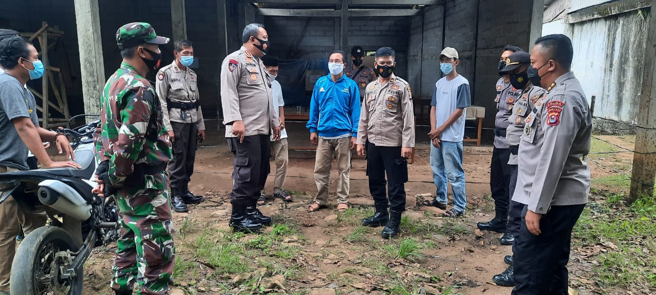 Setelah Cek TPS Direktur Polair Kunjungi Tokoh Masyarakat Ajak Jaga Kondusifitas Pilkades Di Wilayah Hukum Polsek Banjarsari