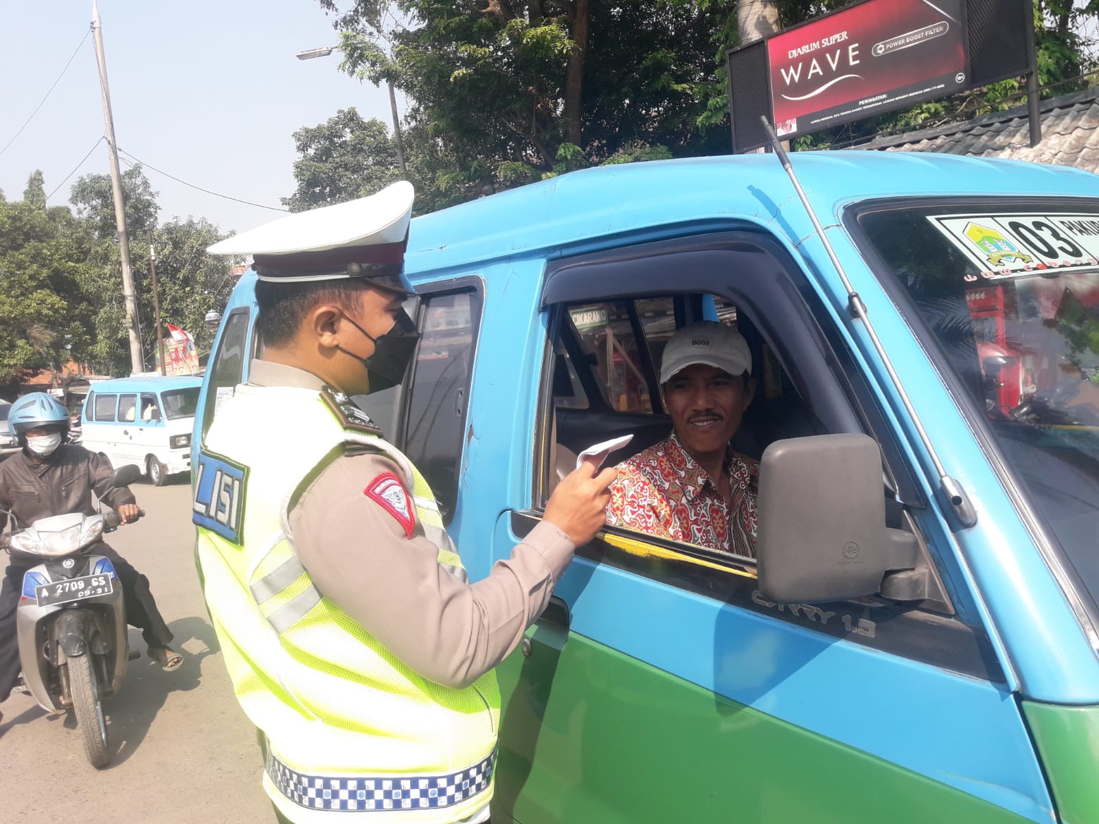 Polda Banten Bagikan Jutaan Masker Kepada Masyarakat