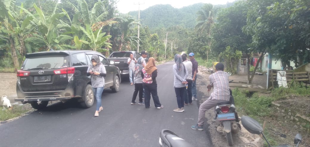 Masyarakat Pekon Paku Kecamatan Kelumbayan Menikmati Jalan Yang Baru Diaspal