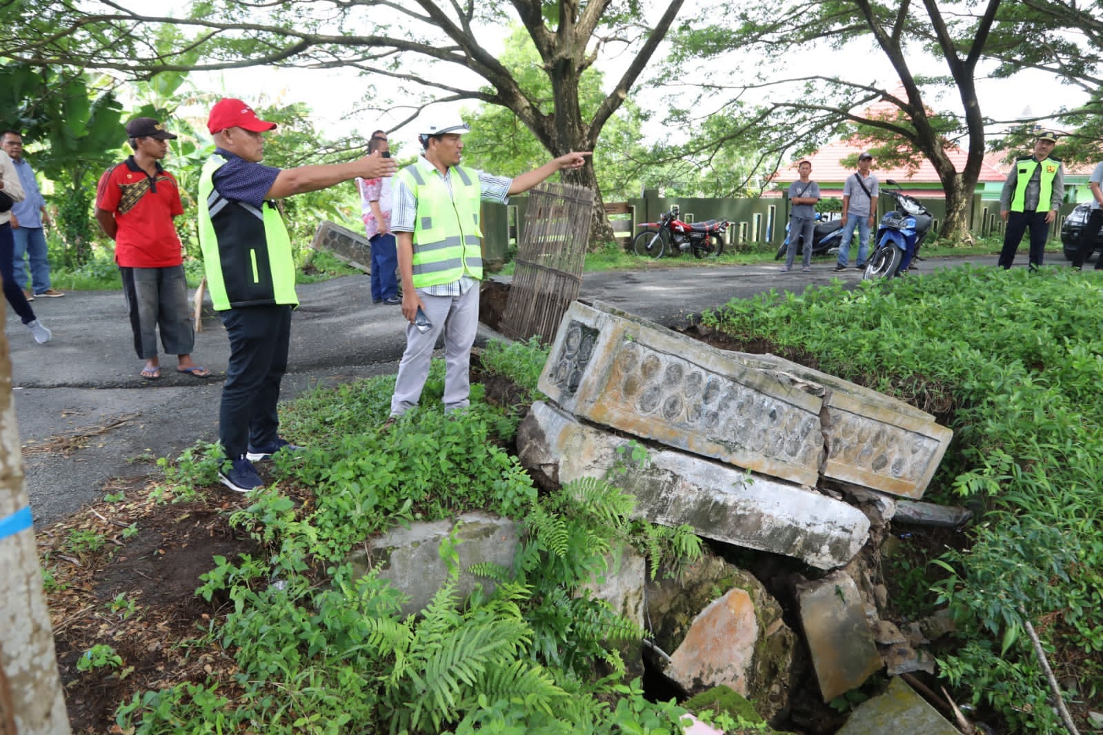 Bupati Nanang Tinjau Gorong-gorong Ambrol Depan Lapangan Cipta Karya, Minta Segera Perbaiki.