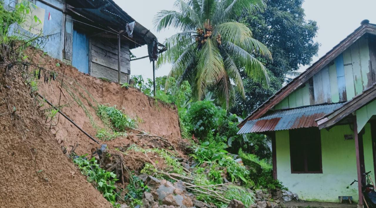 Pekon Batu Patah Kecamatan Kelumbayan Barat Alami Tanah Longsor, Akibatkan 8 Rumah Rusak Parah