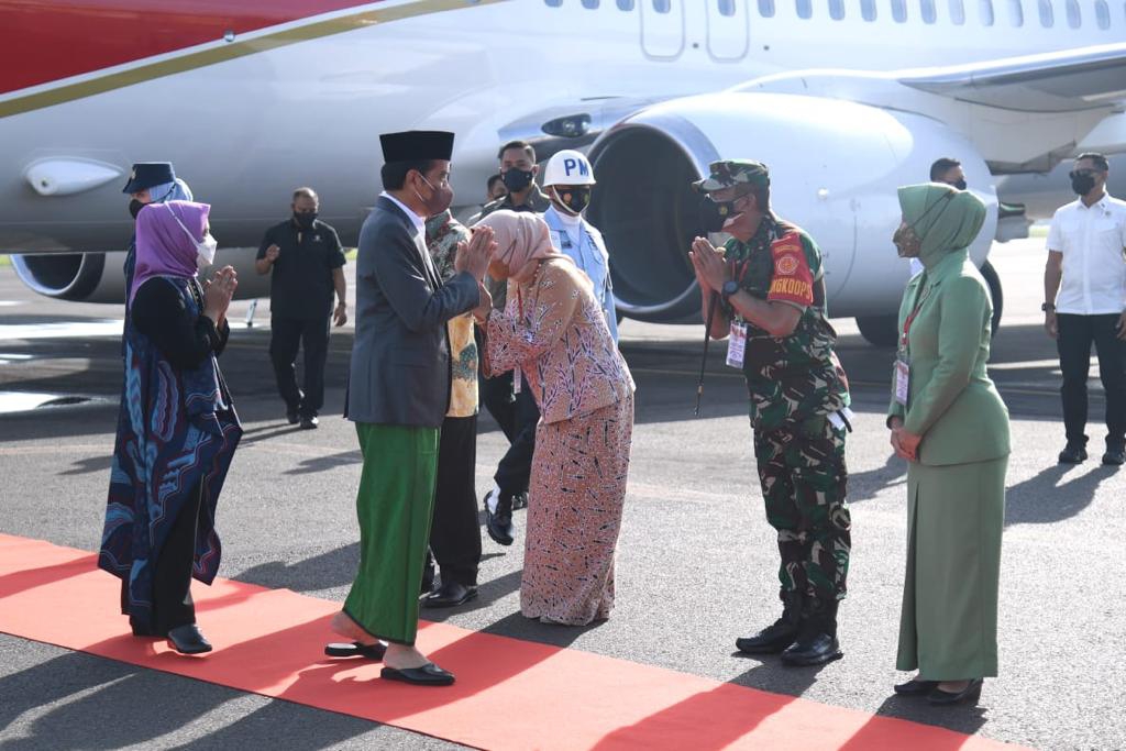 Danrem 043/Gatam Dampingi Pangdam II/Swj, Sambut Presiden Joko Widodo Di Bandara Internasional Radin Inten II Lampung