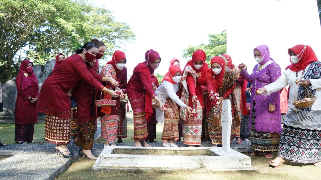 TP PKK Lamsel Ziarah ke Makam Pahlawan Kesuma Bangsa