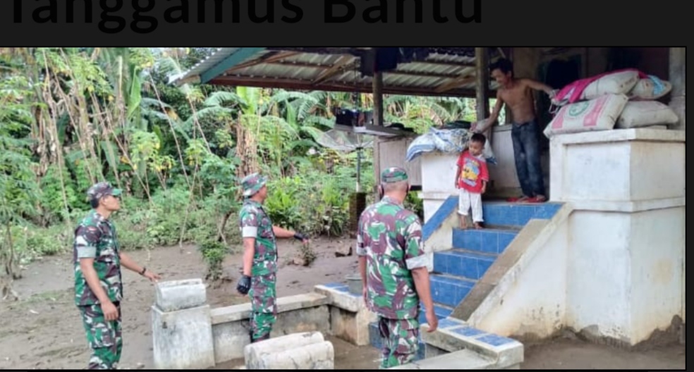 Anggota Kodim 0424/Tanggamus Bantu Masyarakat Korban Banjir Dan Longsor Di Kecamatan Kelumbayan