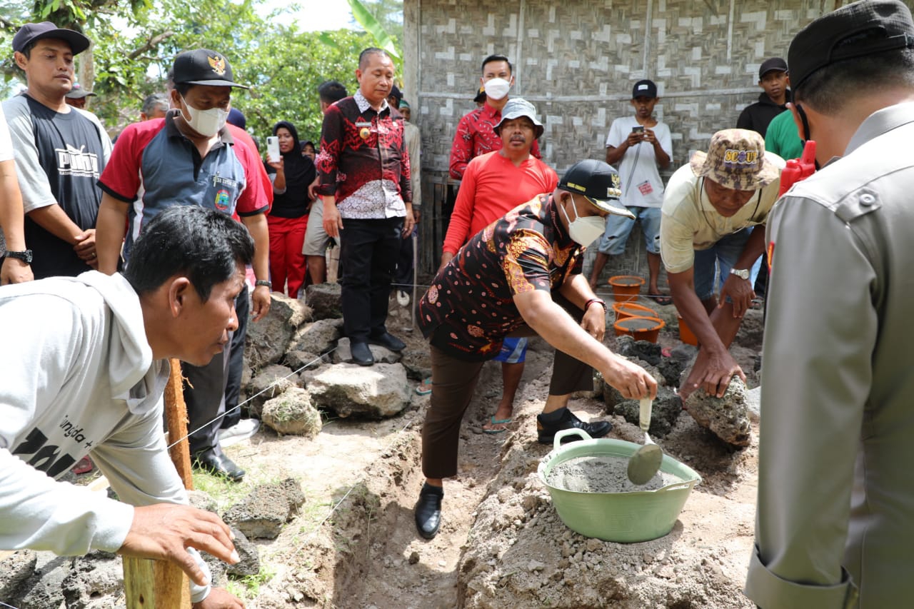 Bupati Lamsel Kembali Bedah Rumah Tak Layak Huni Milik Dua Warga Ketapang