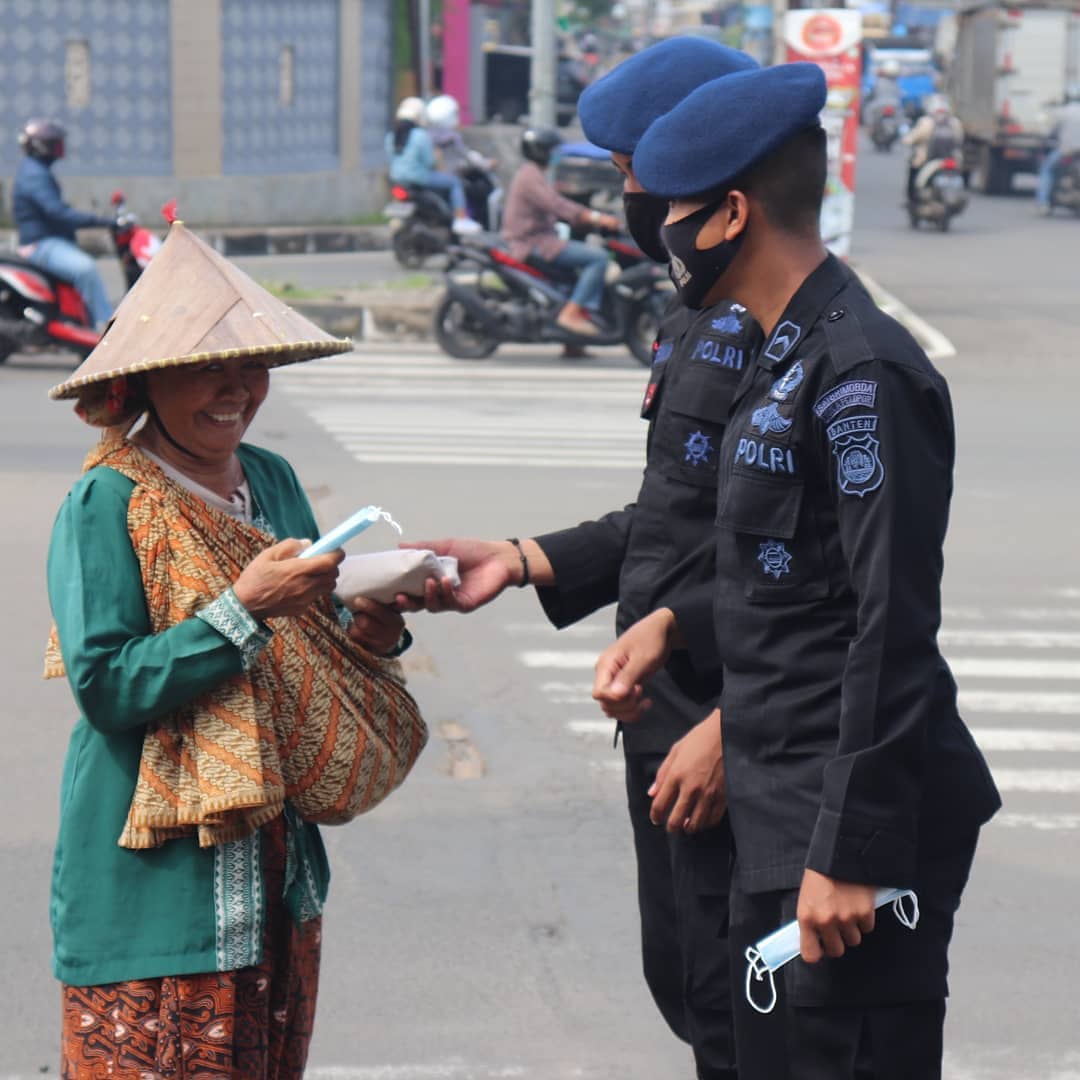 Satbrimob Polda Banten Berikan Makanan Kepada Masyarakat Yang Membutuhkan
