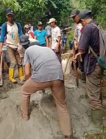 Masyarakat Merbau Batu Patah  Dan Robok Lakukan Gotong Royong Perbaiki Jalan