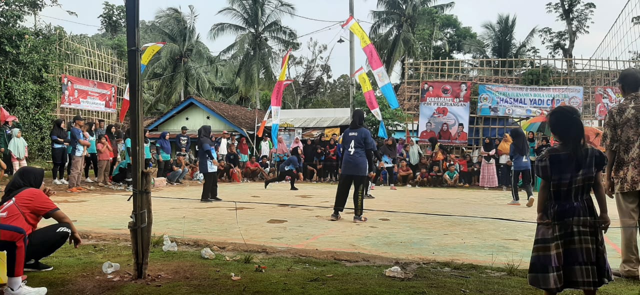 Anggota Dewan Partai PDI Perjuangan Gelar Acara Turnamen Voli Ball Putri