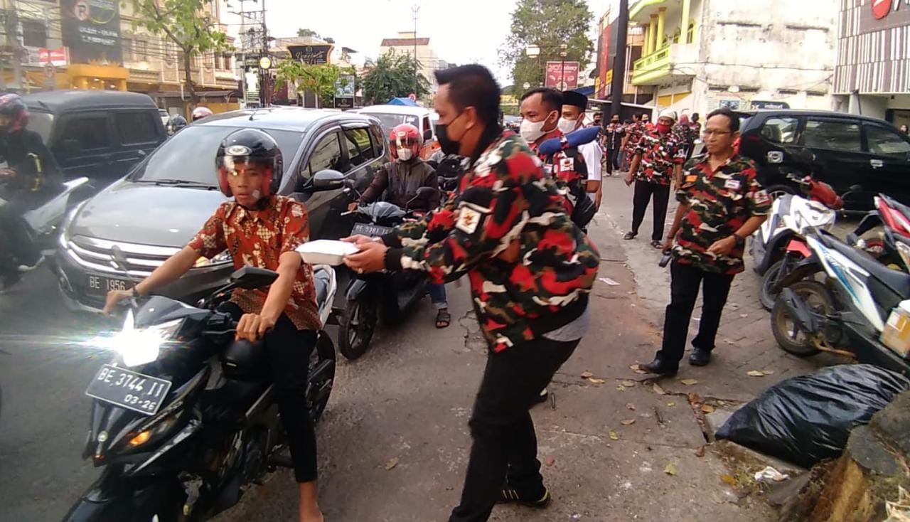 Macab Laskar Merah Putih Kota Metro Bagi Takjil Sambut Ramadhan 1443 H