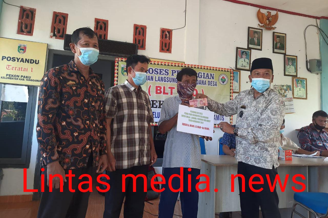 Masyarakat Pekon Paku Menerima Bantuan BLT DD