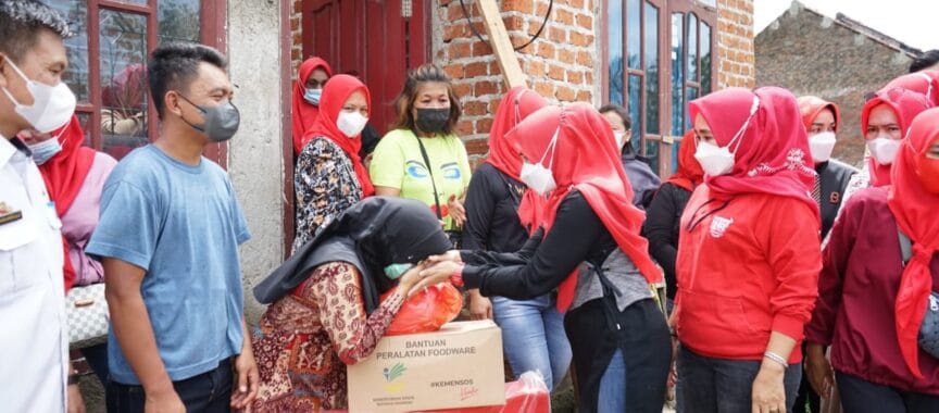 Ketua Tim PPKK Kabupaten Lampung Selatan  Berikan Bantuan Rumah Warga Terdampak Hujan Dan Angin Kencang