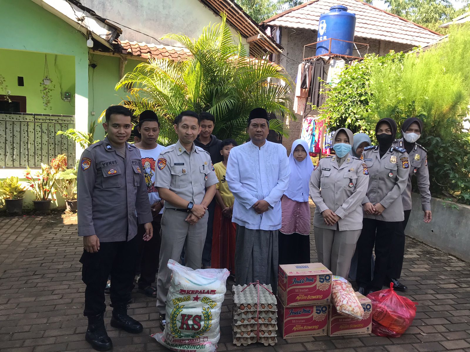 Lewat Jumat Berkah, Biro Rena Polda Banten Berbagi Kepada Santri di Ponpes Al Banizen