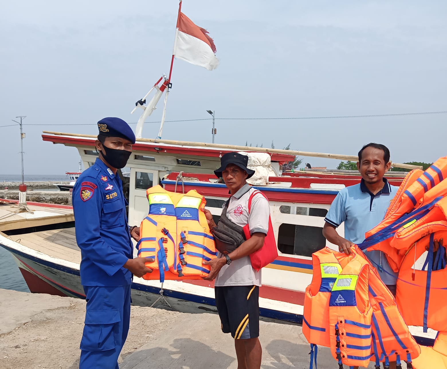 Nakhoda Tunda Exspres, Mendapatkan Life Jacket Dari Ditpolairud Polda Banten
