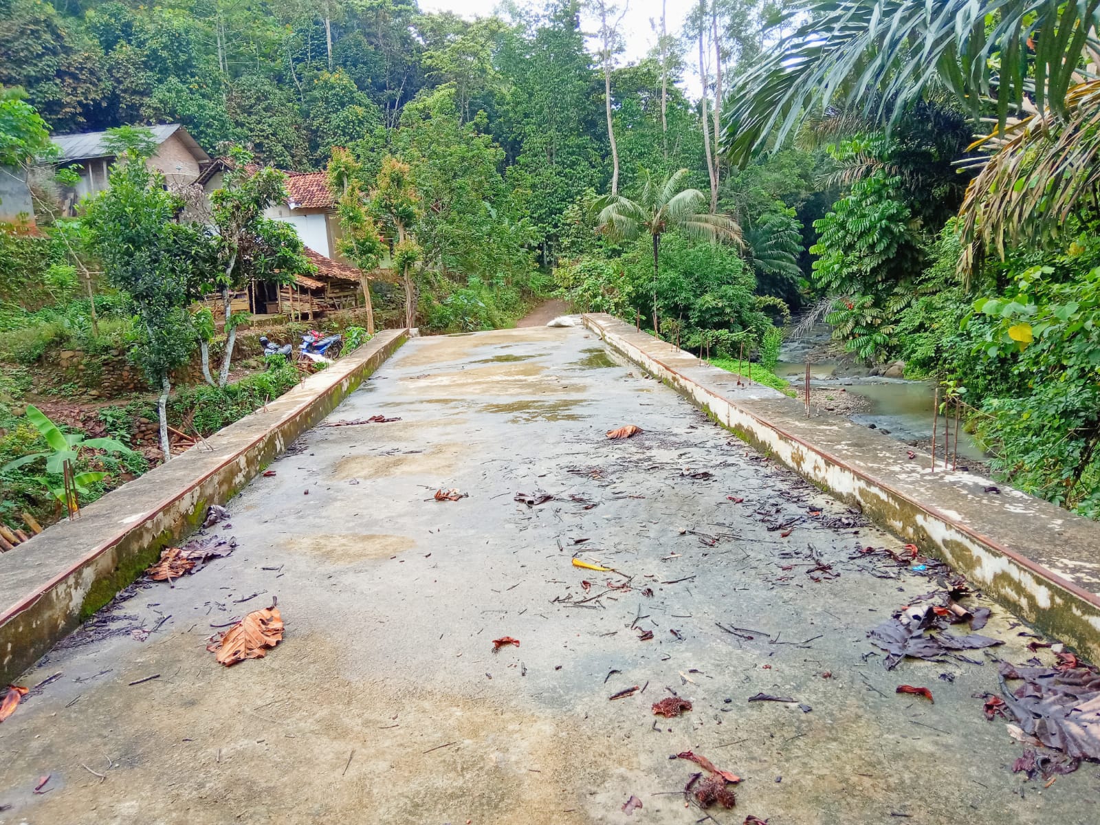 Prihatin, Jembatan  Warga Dusun Pancur Pembangunannya Terbengkalai
