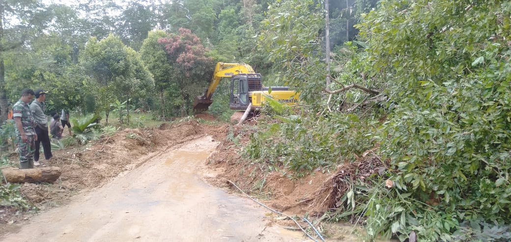 Terjadi Lagi Tanah Longsor Di Kecamatan Kelumbayan Barat  Tanggamus