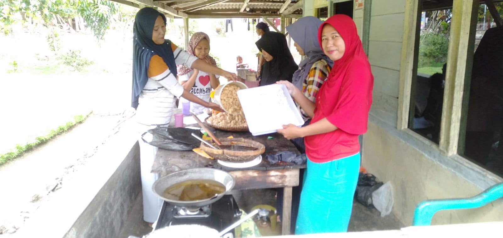 Ibu PKK Pekon Paku Adakan Kegiatan  Buat Makanan Ringan Untuk Dipasarkan