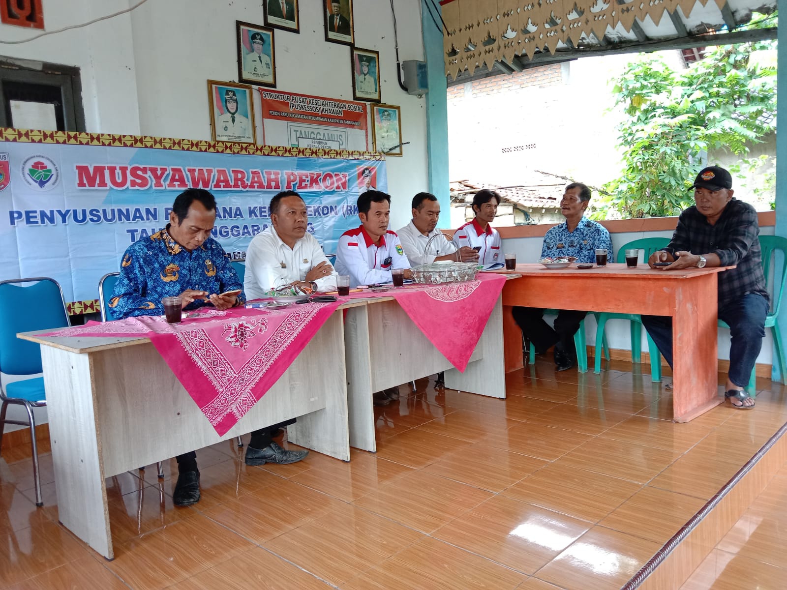 Masyarakat Pekon Paku Gelar Musdes Di Kantor Pekon Paku