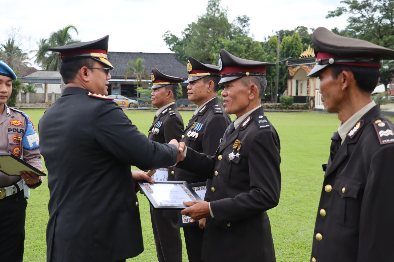 Polres Lampung Timur Melaksanakan Upacara Purna Bhakti Kepada Personel Yang Purna Tugas
