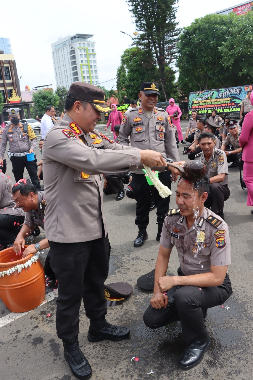 Kapolresta Bandar Lampung Pimpin Upacara Kenaikan Pangkat 81 Personel