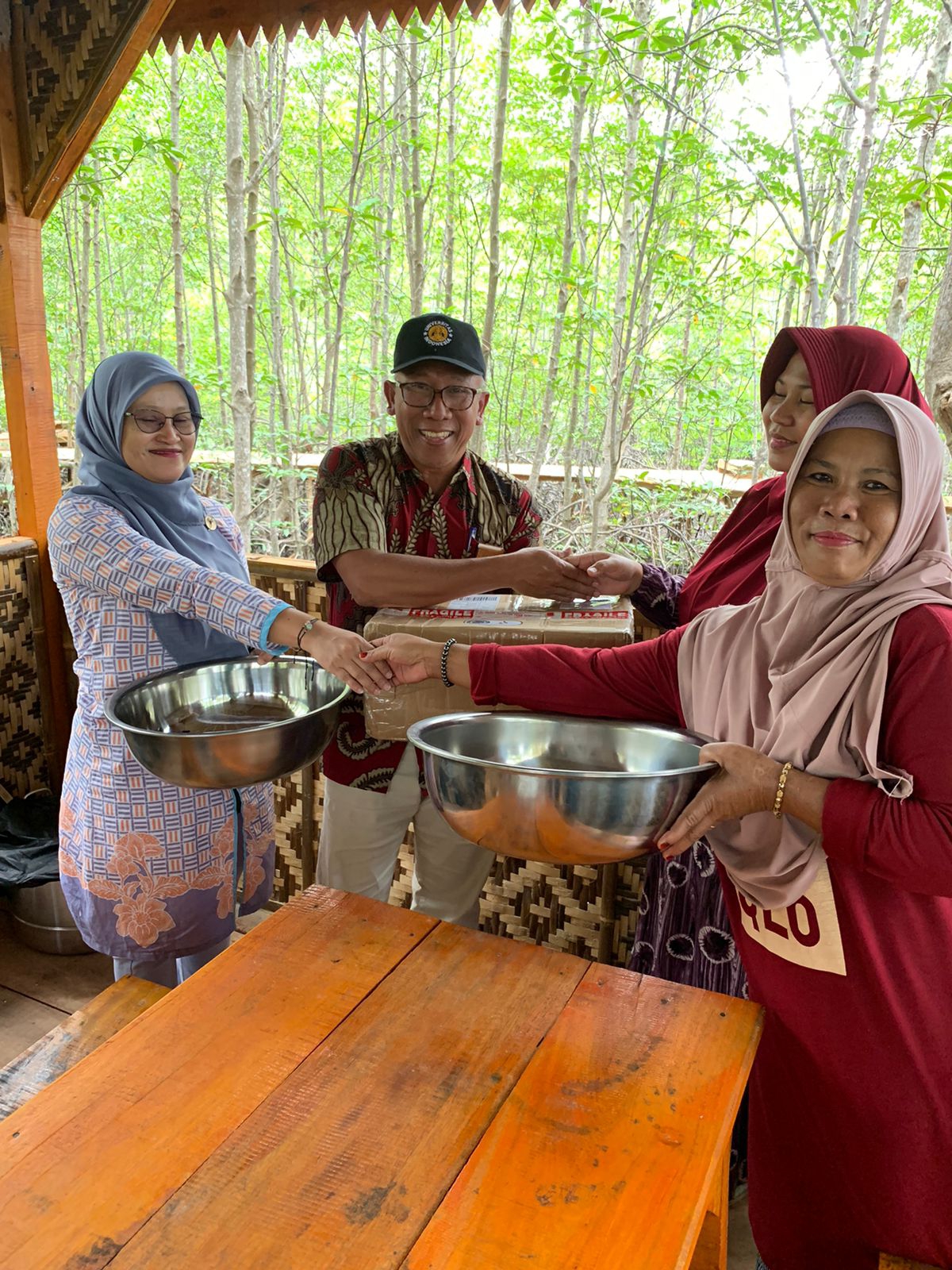 PT. Bukit Asam Berikan Bantuan Peralatan Untuk KUB Desa Sidodadi Kecamatan Teluk Pandan 