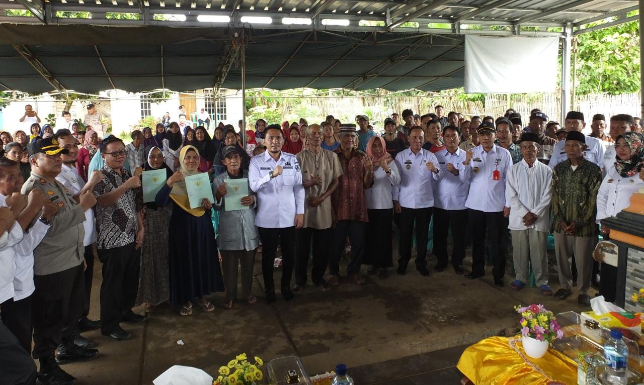 Saat Pembagian SHM, Wabup Lampura Minta Masyarakat Taat Pajak