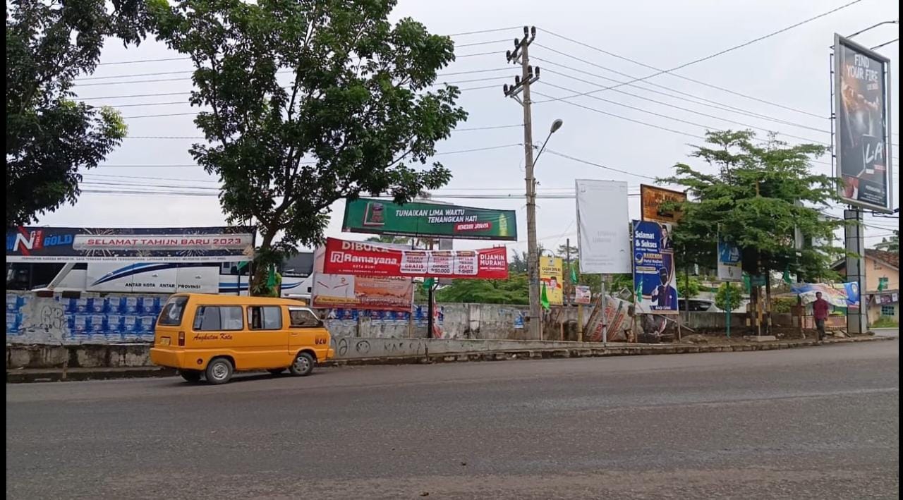 Diduga Langgar Perda & Hindari Pajak, Pol PP Lampura Akan Panggil Vendor Spanduk Gudang Garam