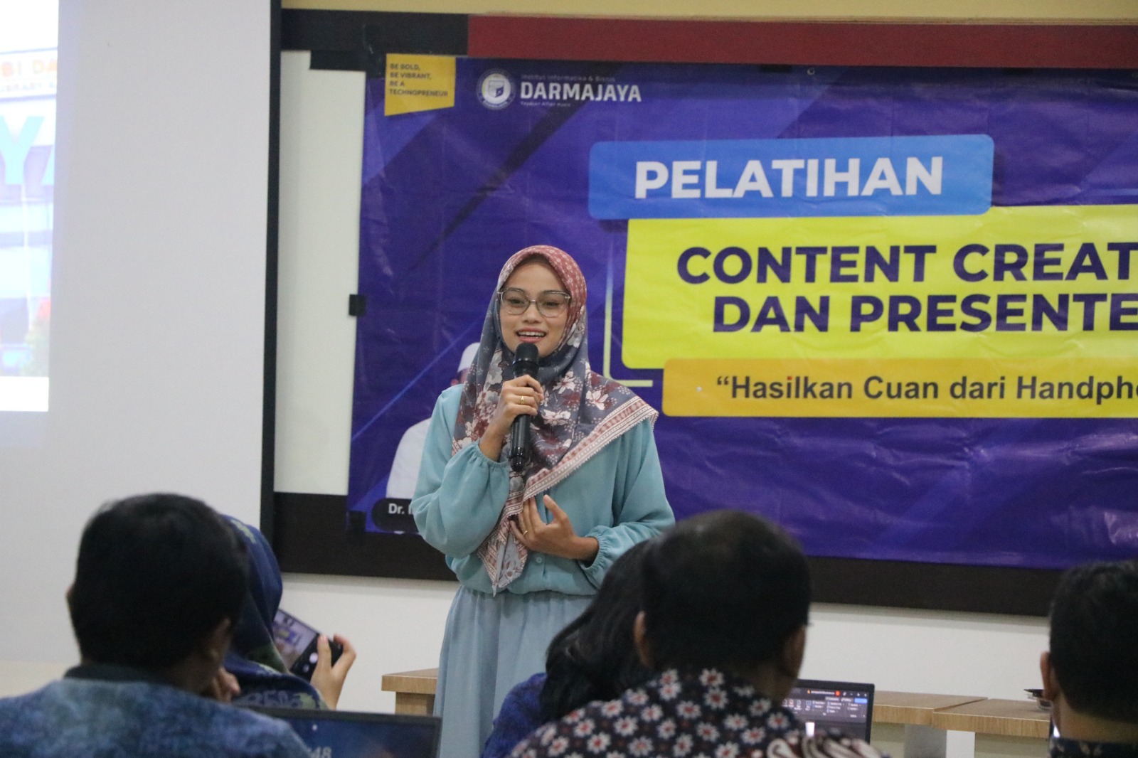 Dua Influencer ini Latih Mahasiswa dan Karyawan IIB Darmajaya Jadi Content Creator dan Presenter