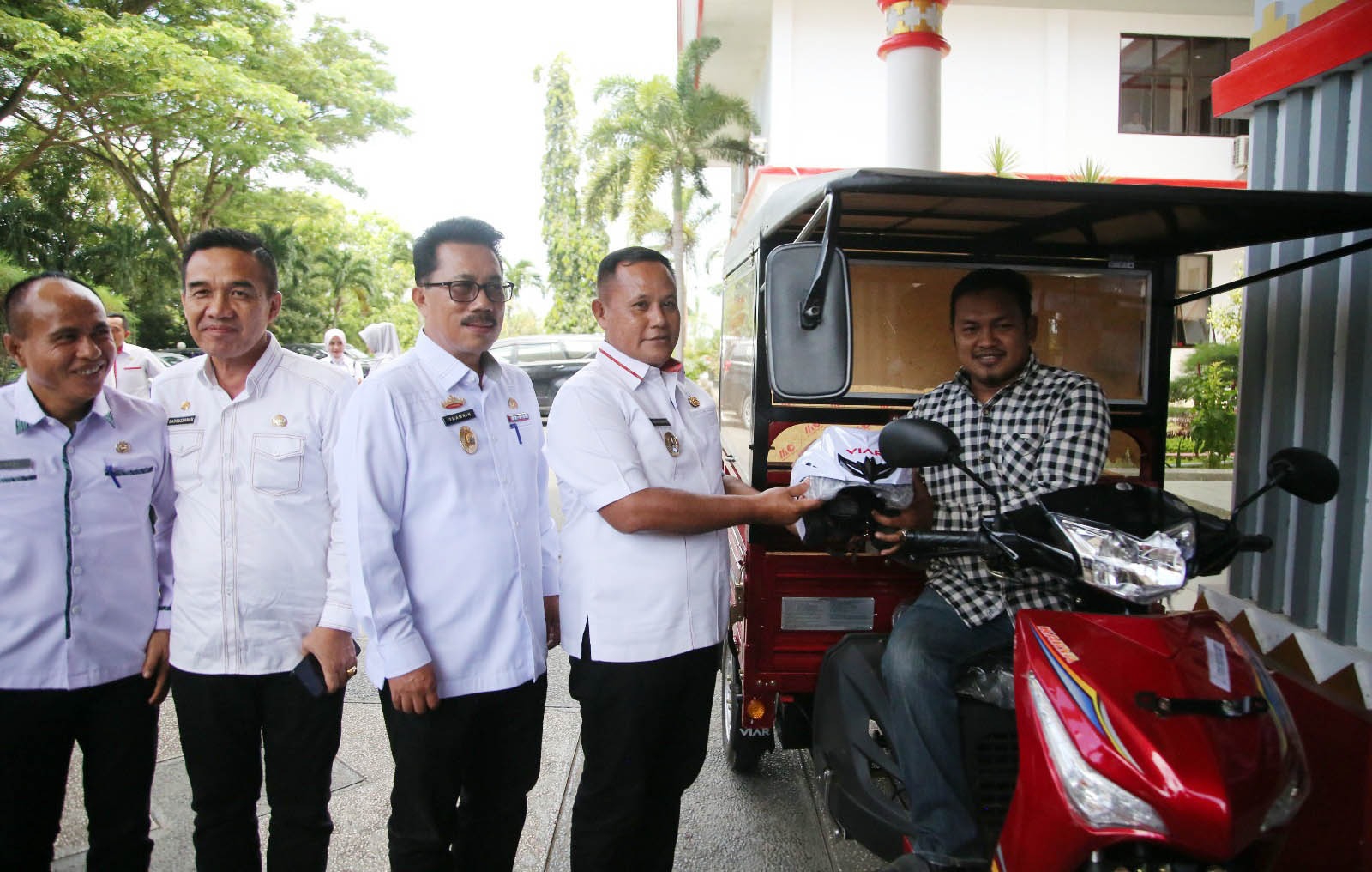 Nanang Ermanto Serahkan Bantuan Kendaraan R3 kepada Penderita Disabilitas