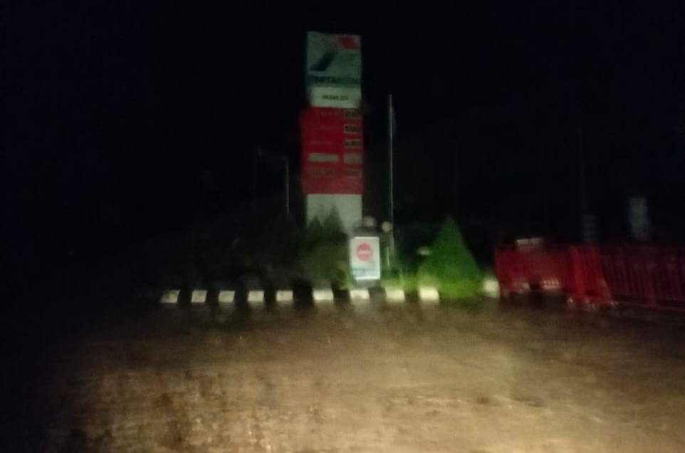 SPBU Bukan Pasar Di Kegelapan Malam