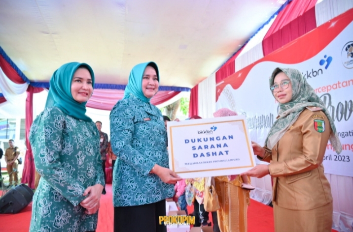 Bupati Dendi Bersama Riana Sari Arinal Bagikan Sembako di Teluk Pandan