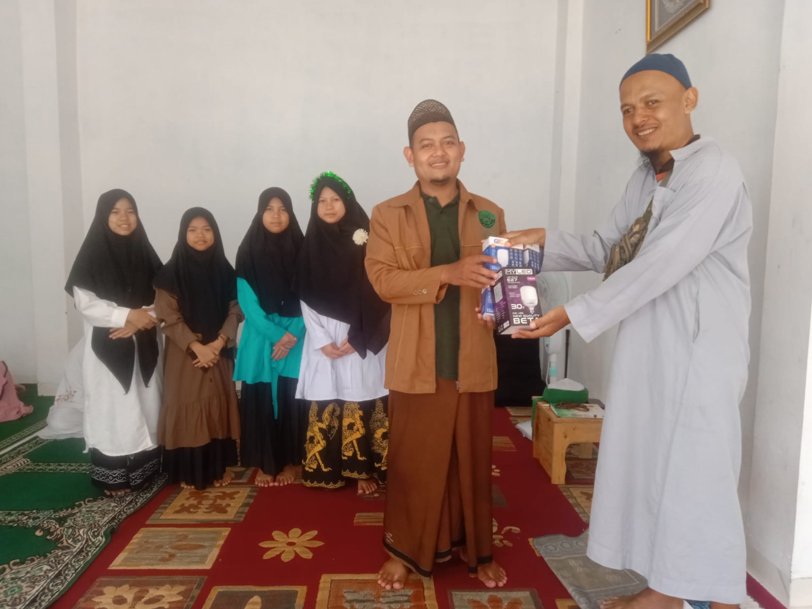 Selama Ramadhan, Komunitas Amal Jariyah Bagikan Lampu LED 30 Watt ke Masjid, Pondok dan Musholla