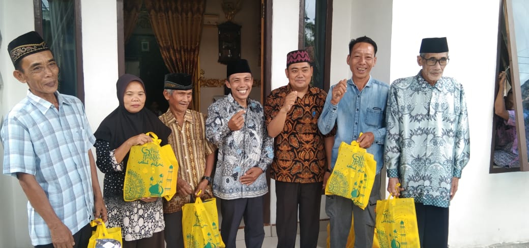 Menyambut Hari Raya Idul Fitri 1 Syawal 1444 H. Kades Kekatang Bagikan 250 Bingkisan