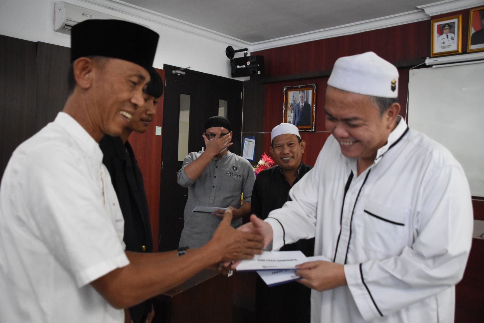 LAZIS IIB Darmajaya Salurkan Zakat Kepada 120 Penerima