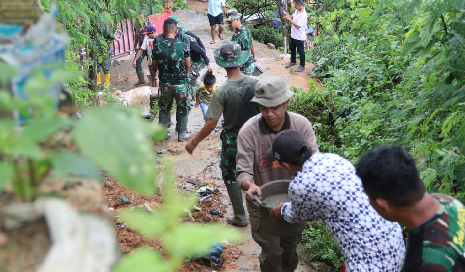 Satgas TMMD Dan Warga Gotong-Royong, Cor Jalan Perbukitan Di Kelurahan Pidada
