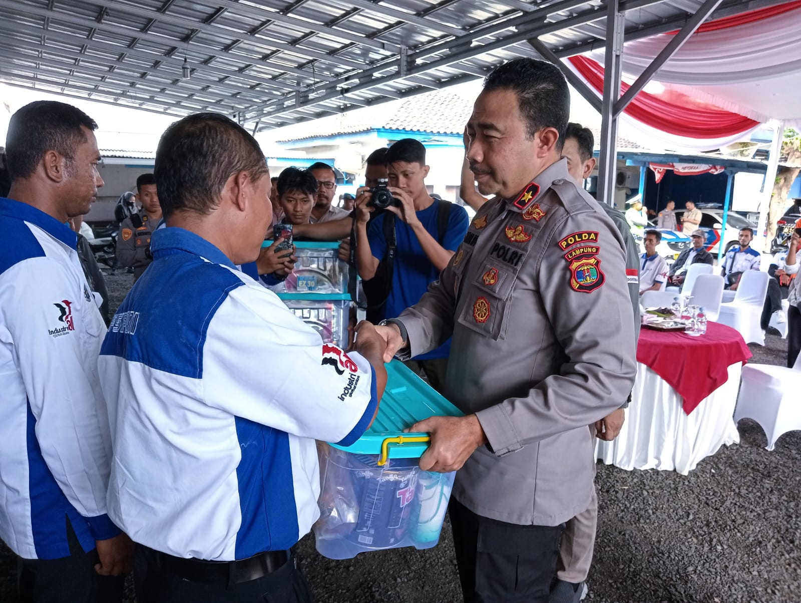Memperingati Hari Buruh 2023 (May Day), Waka Polda Lampung Lakukan Bakti Sosial