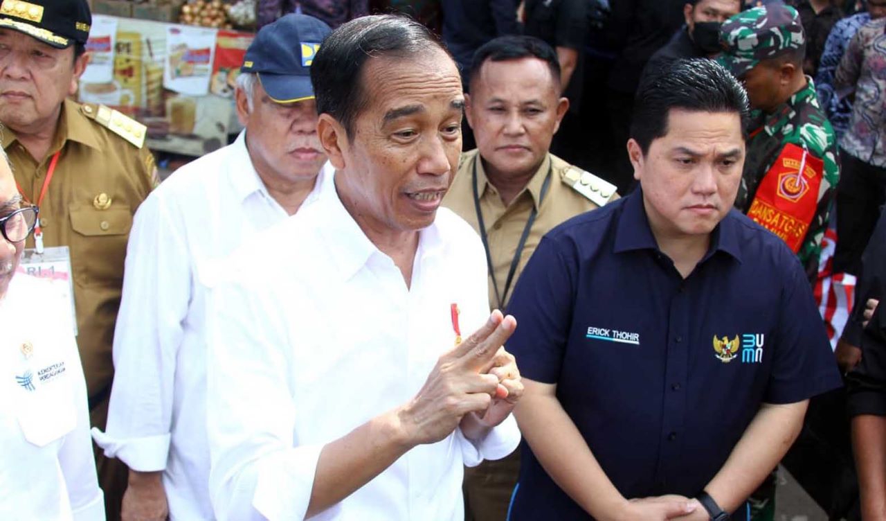 Arinal Dan Nanang Dampingi Presiden Jokowi, Bagi-bagi Sembako Dan BLT Di Pasar Natar